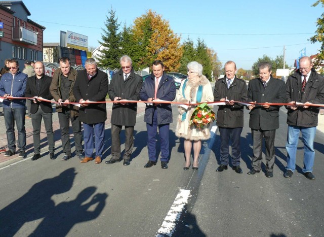 10 osób przecinało wstęgę na ulicy Przedborskiej we Włoszczowie.