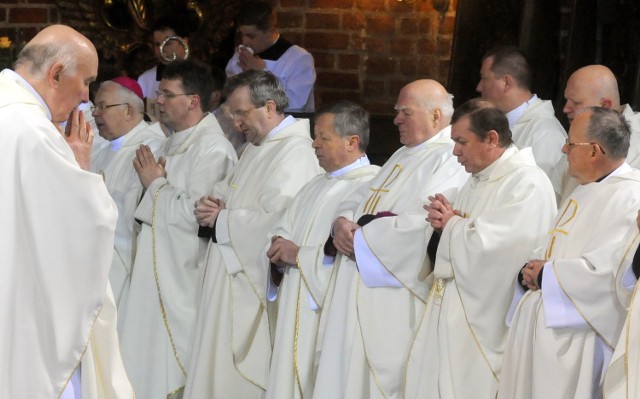 Kapłani z całej metropolii modlą się podczas uroczystej mszy św.