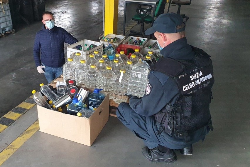 Podlaska KAS za darmo przekazała białostockiemu sanepidowi ponad 230 litrów alkoholu (zdjęcia)