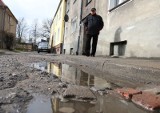 Mieszkańcy ul. Szymanowskiego nie mogą doczekać się remontu drogi 