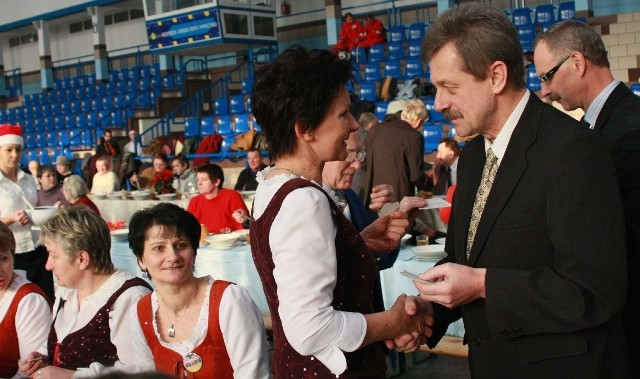 Marii Jasiówce z Piesek (stoi w środku) komisarz Marian Sierpatowski życzył zdrowia.