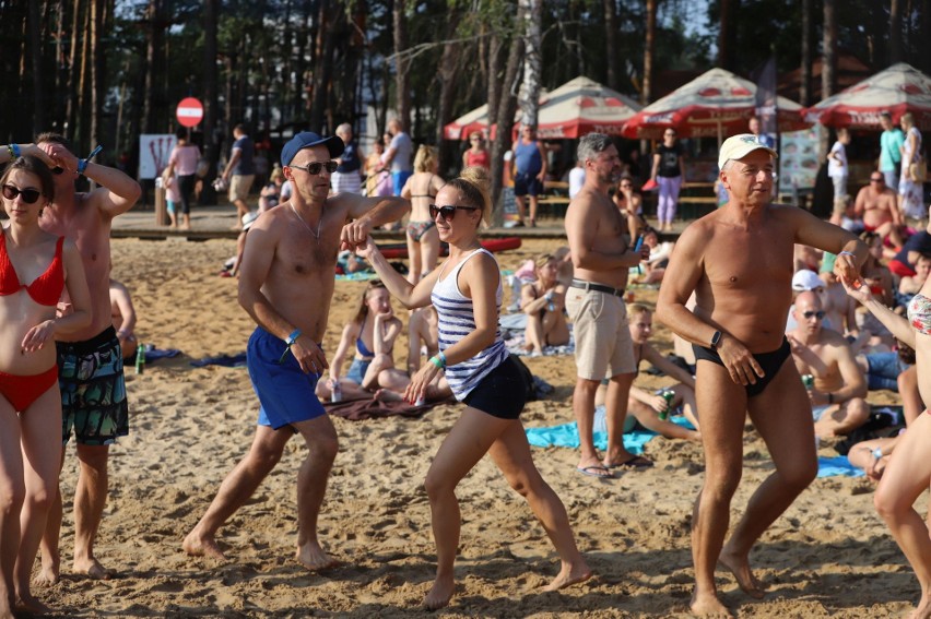 Czy upał, czy nie - Świętokrzyska Ibiza tętni życiem, czyli nieustająca zabawa na plażach zalewu w Sielpi 