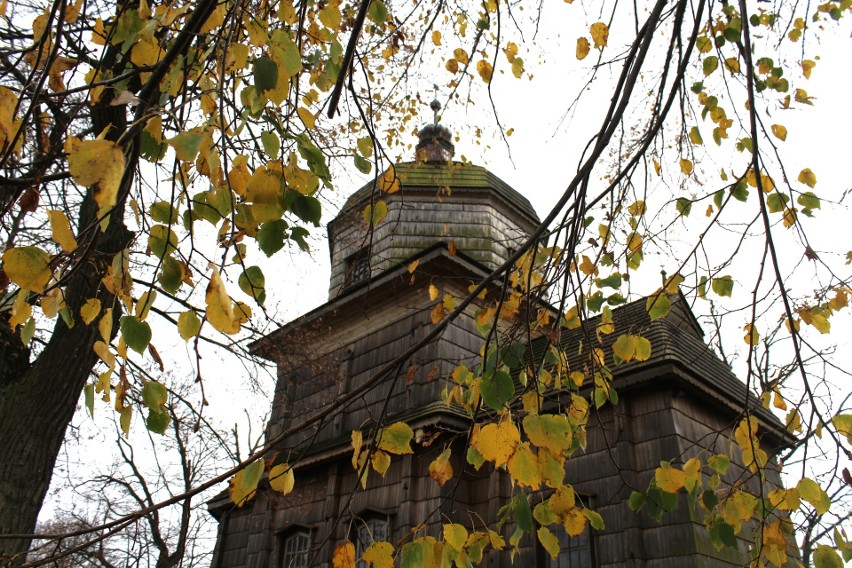 Zabytkowa cerkiew w Korczminie. Obok można oglądać piękny cmentarz