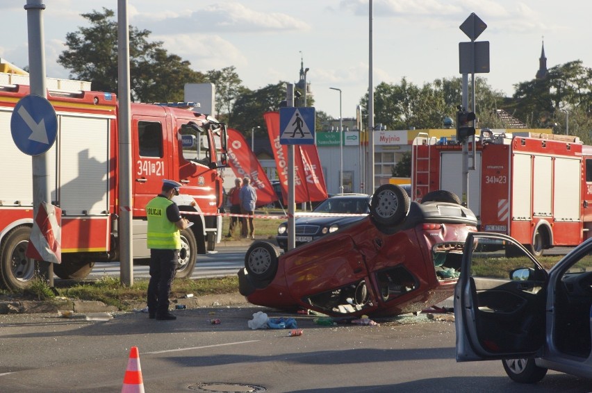 W wypadku został ranny 81-letni kierowca fiata.