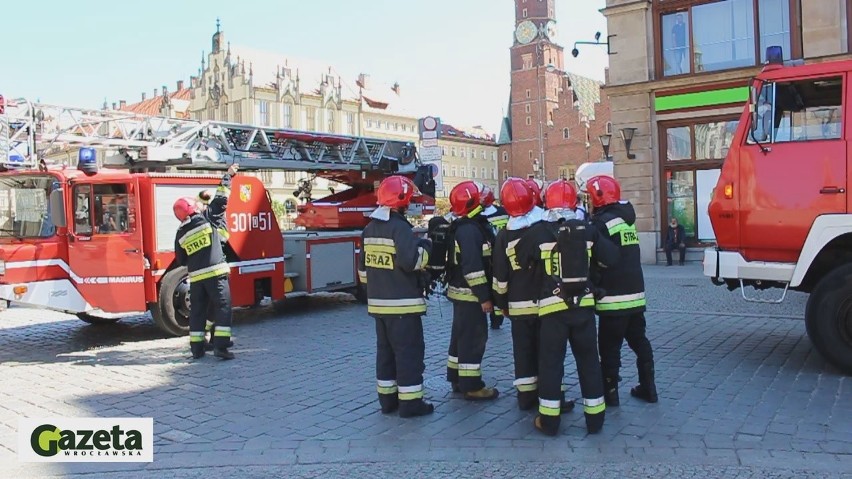 Wrocław: Pożar dachu kamienicy na placu Solnym? Trzy zastępy straży pożarnej na miejscu (FILM)