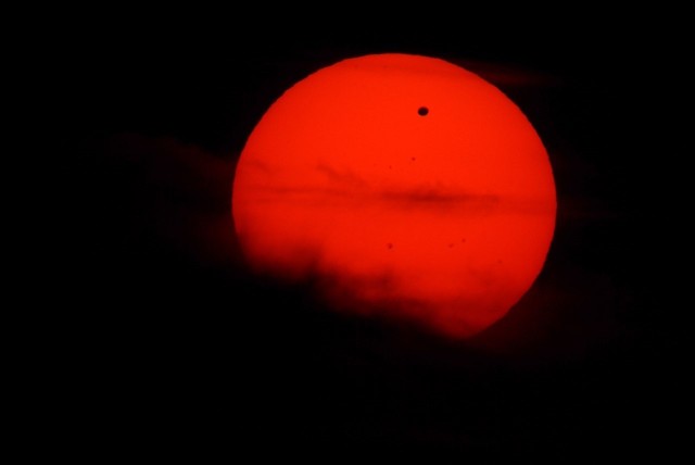 Tak wyglądał tranzyt Wenus na tle Słońca, obserwowany w planetarium w Grudziądzu. Jak przemieszczać się będzie Merkury? Chętni ujrzą to 9 maja w grudziądzkim planetarium