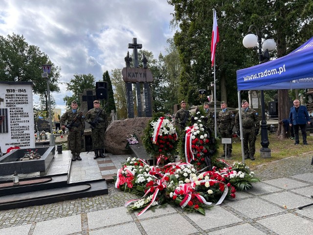 Radomianie oddali hołd pod pomnikiem na cmentarzu w rocznicę napaści wojsk sowieckich na Polskę.