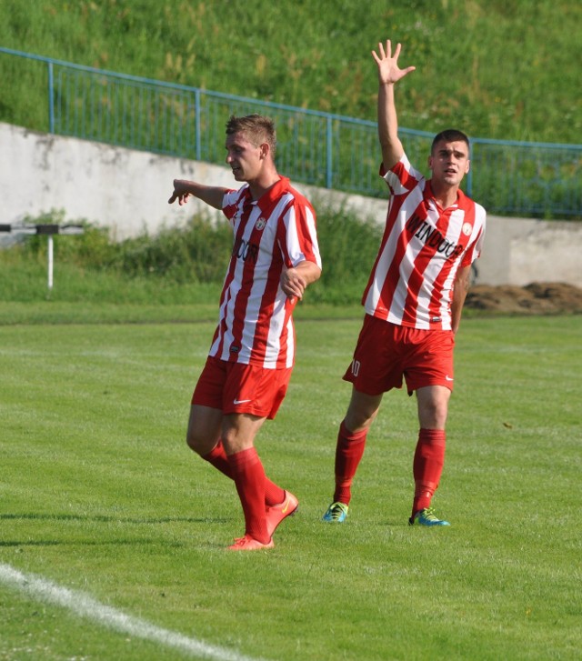 Kamil Tomas (z lewej) strzelił zwycięskiego gola w meczu z WKS w Wieluniu dla Pilicy Białobrzegi. Obok Arkadiusz Ozie-wicz.