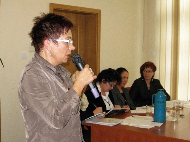 Temat oświaty w gminie Mirzec referowała Agata Mundzik, odpowiedzialna za gminną oświatę.