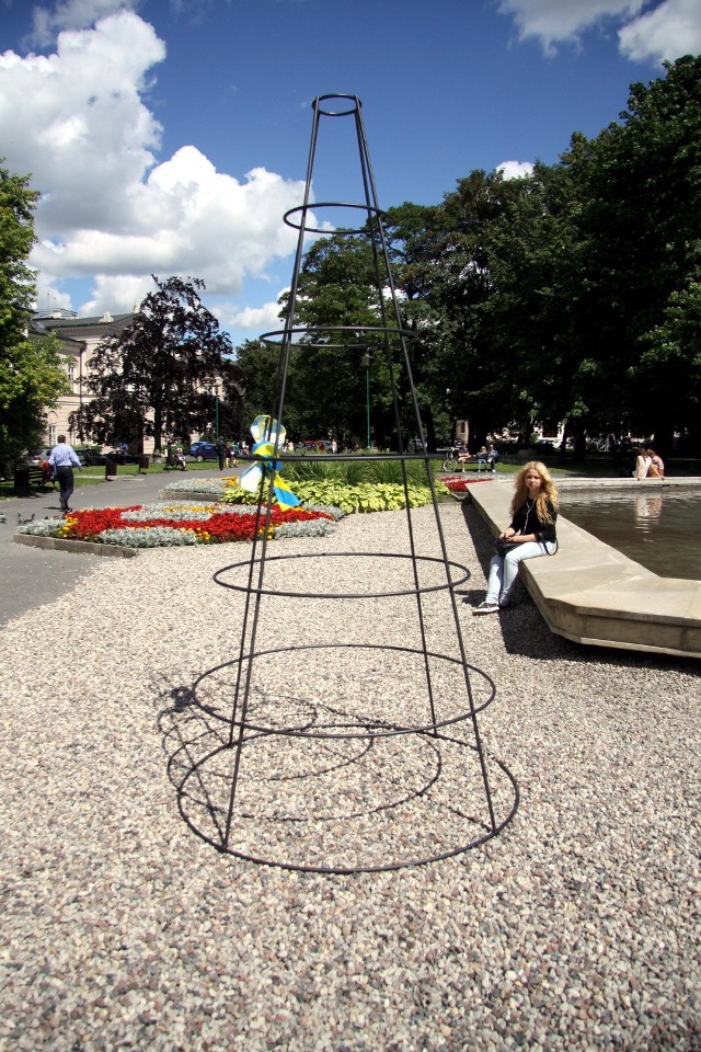 "Choinka" stoi tuż przy fontannie. Ukraińska artystka zaprosi mieszkańców do wspólnego dekorowania drzewka i nadania mu nowego znaczenia
