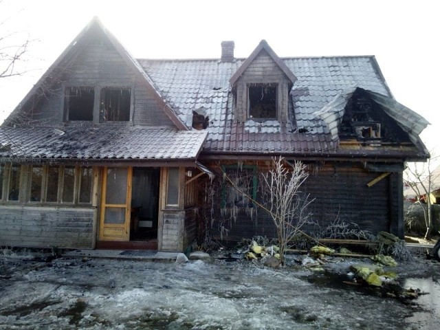 Informacje o pożarze rzymskokatolickiej plebanii w Białowieży strażacy otrzymali w środę rano o godzinie 2.58. Na miejsce wysłano 6 zastępów straży pożarnej.