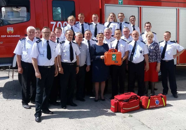 Strażacy OSP Kazanów mają pierwszy w powiecie zwoleńskim defibrylator AED.
