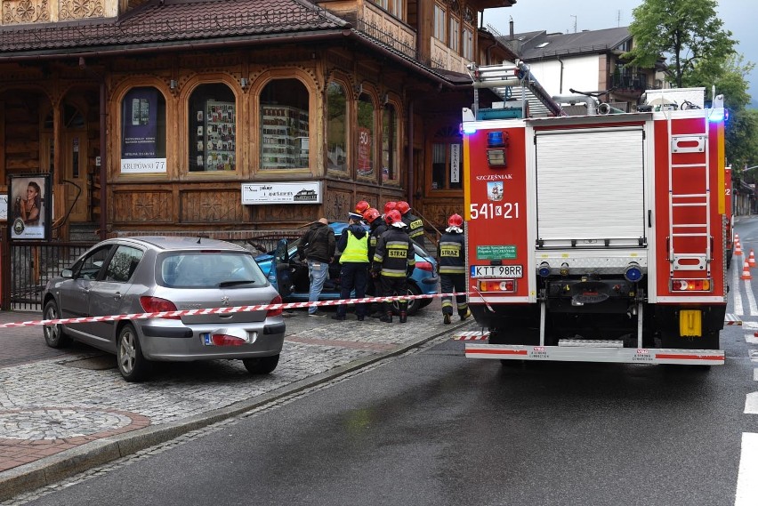 Zakopane. Osobówka wjechała w dom. Pasażer w ciężkim stanie trafił do szpitala w Krakowie [ZDJĘCIA] 