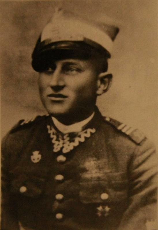 Podczas kampanii wrześniowej pan Franciszek był plutonowym i służył w szwadronie ciężkich karabinów maszynowych. Chrzest bojowy przeszedł pod Strykowem, gdzie jego pułk zadał ciężkie straty nacierającym Niemcom. Wtedy nawet nie przypuszczał, że pokocha i ożeni się z Niemką.