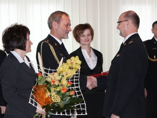 Komendant Ryszard Sieńko podziękował swojemu zastępcy za wieloletnią służbę.