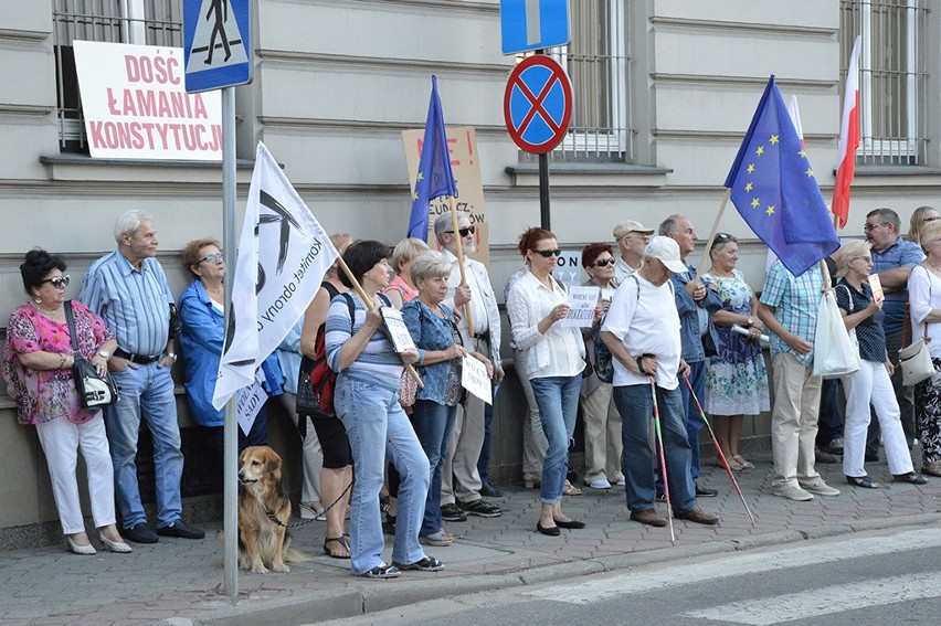 Protestujący zarzucali rządowi PiS wprowadzenie celowego...