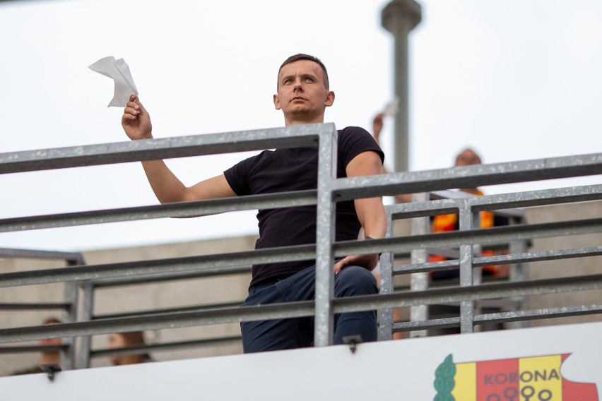 Białe chusteczki dla prezesa Korony Kielce Krzysztofa Zająca. Kibice wyrazili niezadowolenie, domagali się odejścia włodarza klubu [ZDJĘCIA]