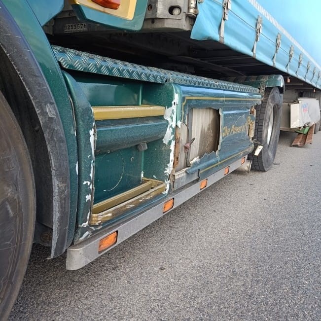 Kraksa dwóch osobówek i ciężarówki na drodze krajowej numer 74 w Gołoszycach. Ranne trzy osoby