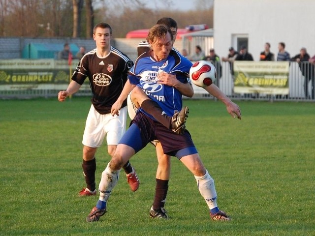 Crasnovia (niebieskie koszulki) pokonała Piasta Tuczempy 1-0.