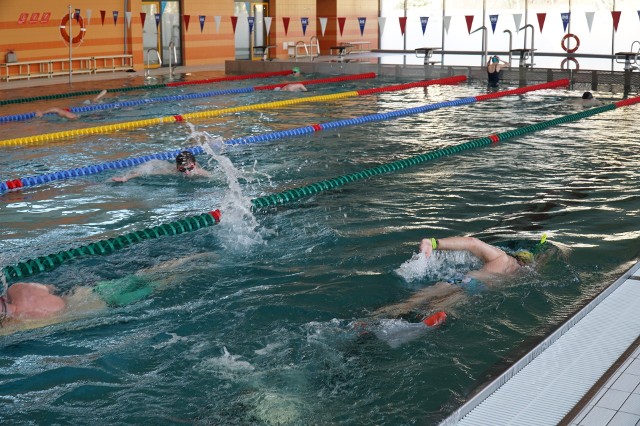 Pływalnia na os. Piastowskim powitała pierwszych amatorów pływania