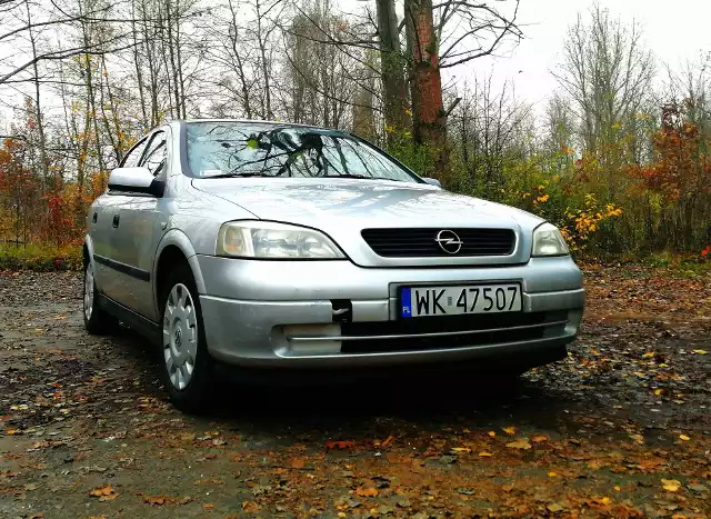 Używany Opel Astra IIKompromis. To słowo najlepiej oddaje charakter jednego z najpopularniejszych samochodów na polskich drogach. Ekonomia, dynamika, komfort, wygląd i wszechstronność - każda z tych cech idzie na małe ustępstwo i łączy się z pozostałymi w Oplu Astra drugiej generacji. Dlatego, pomimo upływu 19 lat od premiery we Frankfurcie, samochód ten nadal cieszy się bardzo dużą popularnością.fot. Kamila Nawotnik