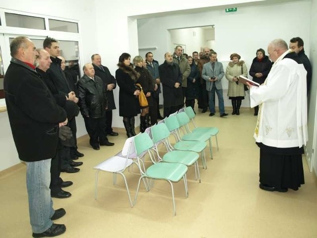 W Sali poczekalni ksiądz kanonik Stefan Swiderski &#8211; dziekan dekanatu działoszyckiego odmówił modlitwę i poświecił odnowiony obiekt.  