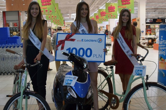 Laureatki Miss Ziemi Radomskiej 2017 odbierają nagrody konkursowe od sponsorów.