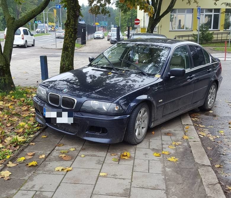 Kierowca BMW woli chodnik. Parkowanie na chama przy jednostce wojskowej