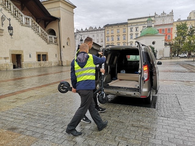 Dziś kilkanaście sztuk hulajnóg (pozostawionych tak, że stwarzały zagrożenie dla pieszych) zostało zebranych z krakowskich ulic przez pracowników Zarządu Dróg Miasta Krakowa i przewiezionych do Biura Rzeczy Znalezionych.