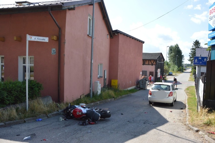 W Lęborku motocyklista uderzył w samochód. W ciężkim stanie został zabrany przez śmigłowiec LPR