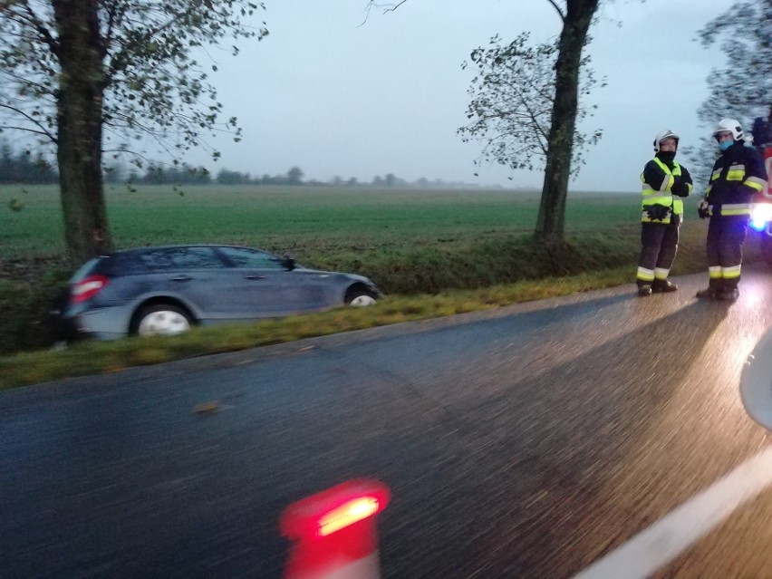 Wypadek na drodze Wrocław - Strzelin. Dwa auta w rowie 