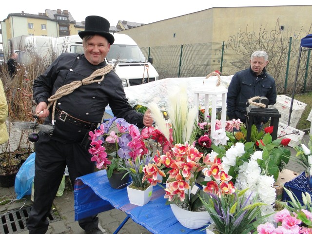 - Piękne kwiaty ozdobią każdy dom – zachwalał kominiarz, przypadkowo spotkany we wtorek 21 marca na targowisku w Przysusze.