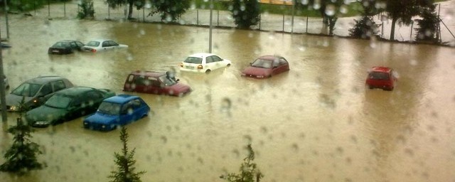 Parking Carrefour w Dębicy. Zdjęcie z 25 czerwca.