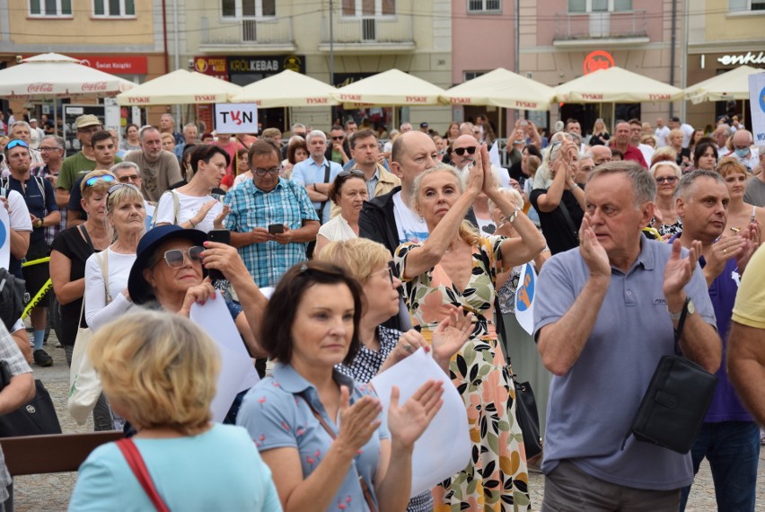 Setki osób wyszło na ulice Białegostoku w obronie TVN-u i...