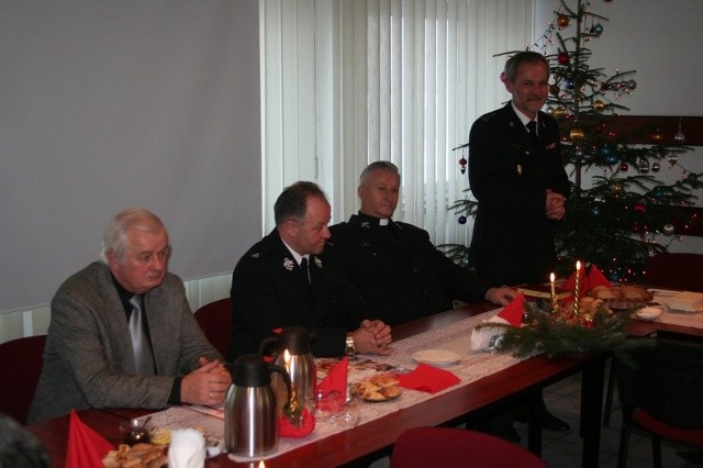 Komendant Ryszard Sieńko złożył wszystkim strażakom życzenia.