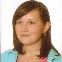 Agata Milewska w dniu zaginięcia ubrana była w czarną kamizelkę, różową bluzkę, granatowe jeansy i długie, czarne buty.