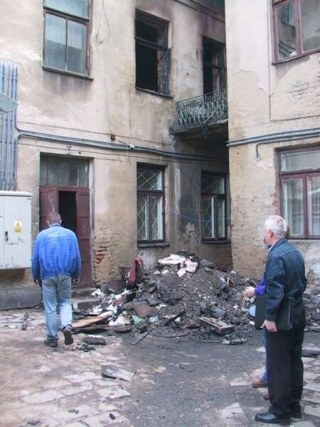 Pożar pojawił się na pierwszym piętrze radomskiej kamienicy.