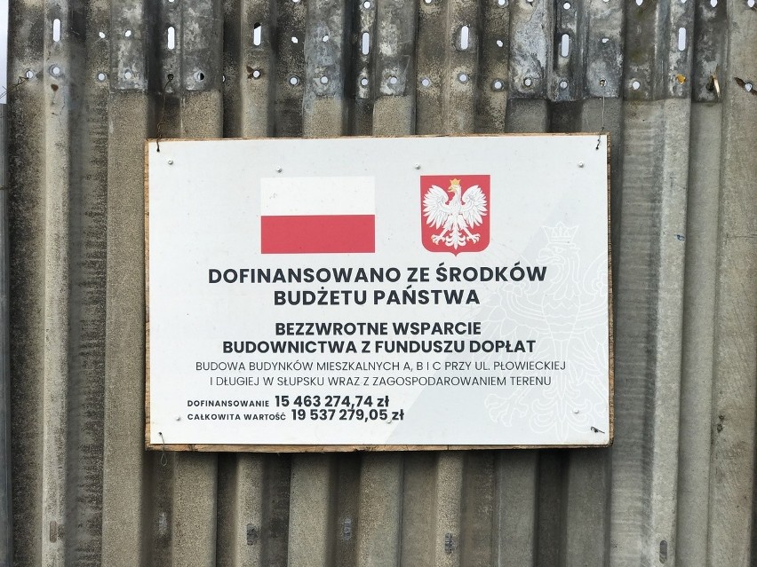 Wbita łopata, wykopy i fundamenty. Trwa budowa nowych bloków komunalnych w Słupsku