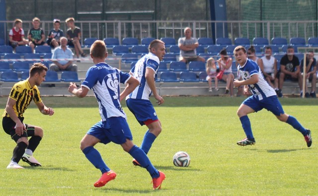 Piłkarze Lubienianki Lubień Kujawski (biało-niebieskie stroje) nie przegrali w szóstym kolejnym meczu i są wiceliderem włocławskiej grupy A z jednopunktową stratą do Ziemowita.