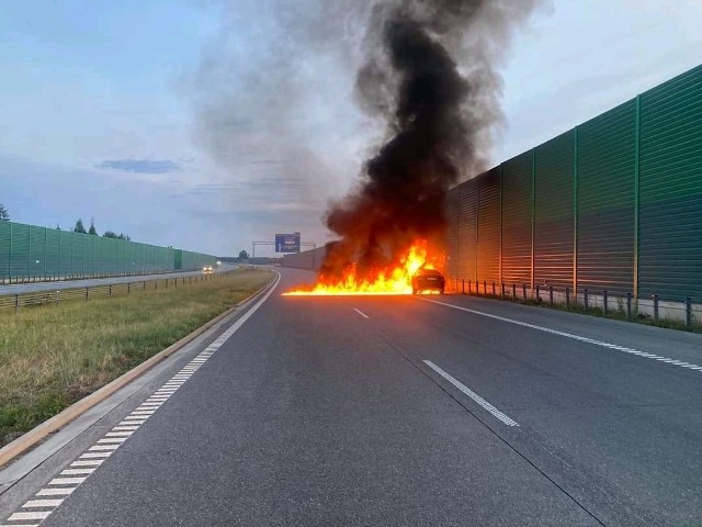 W czwartek, 13 lipca, na autostradzie A1 w kierunku Gorzyczki, na wysokości MOP Gorzelanka, doszło do przerażającego pożaru samochodu osobowego. Niebo zasnuło się czarnymi kłębami dymu.