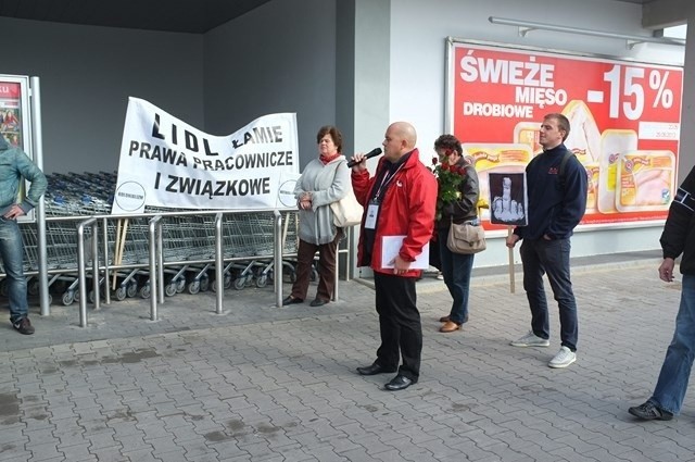 Protest przed sklepem Lidl w Katowicach