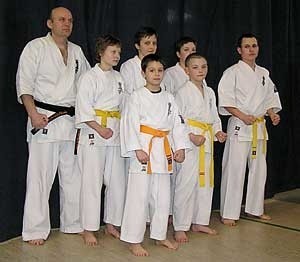 Wiesław Orzoł wraz z medalistami Mistrzostw Mazowsza w karate kyokushin