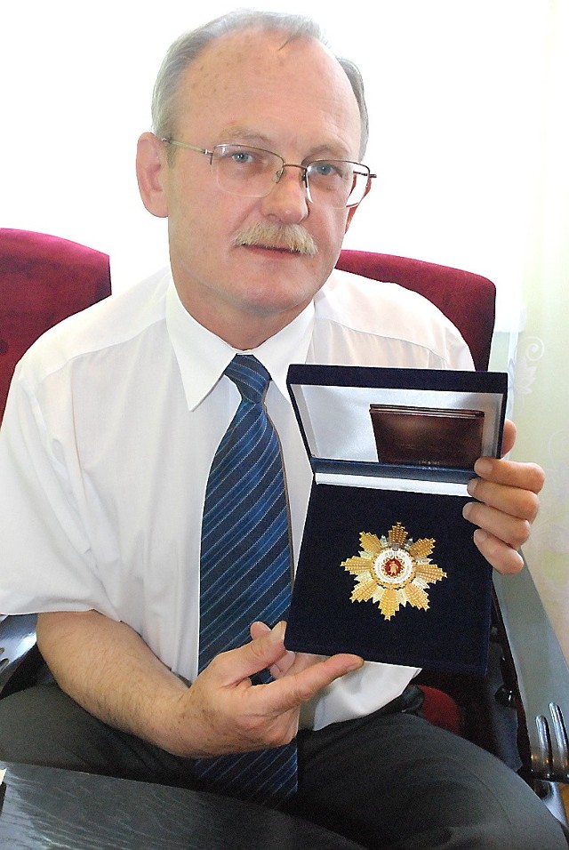 Andrzej Cieśla prezentuje medal Rycerza Kozactwa Ukraińskiego