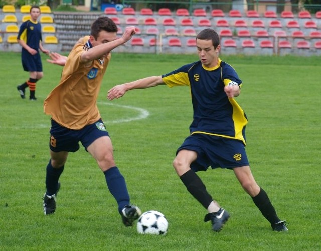 Piotr Jedlikowski (z prawej) strzelił wyrównującego gola dla zespołu z Szewny.