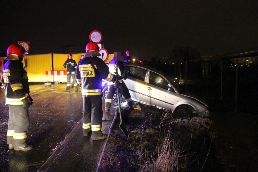 Wypadek na Chociebuskiej. Nie zauważył końca drogi i spadł ze skarpy