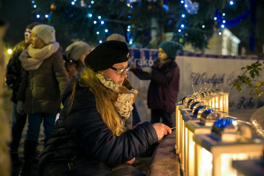 Światełko betlejmskie świeci na Placu Szczepańskim