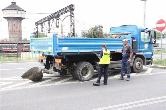 Opel zderzył się z ciężarówką.