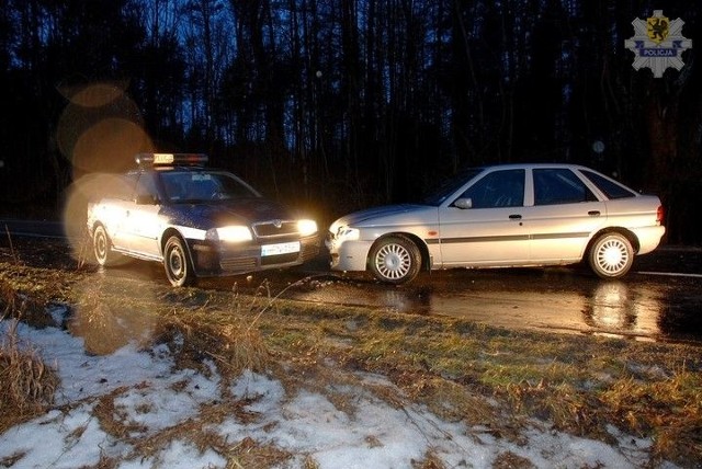 Przez gołoledź uderzył w policyjny radiowóz. Policjantka w szpitalu.