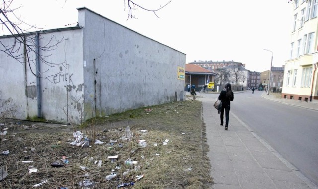 Czytelnicy zgłosili nam m.in. zaśmiecony teren przy ul. Dąbrówki. Podobnych interwencji strażnicy miejscy mieli tej wiosny ponad 150. 