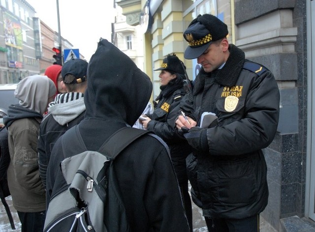 Strażnicy Maria Kowalik i Adrian Czubak sprawdzają, dlaczego kilku zakapturzonych chłopców zamiast być na lekcjach spaceruje po centrum miasta.